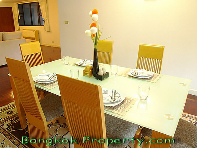 Sukhumvit.  4 Bedrooms Condo / Apartment For Rent. 275sqm (id:900)