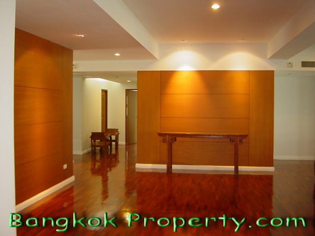 Wireless.  4 Bedrooms Condo / Apartment For Rent. 400sqm (id:907)