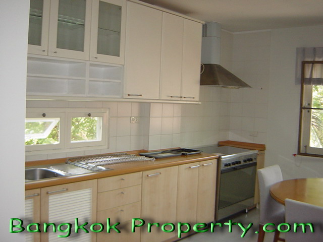 Wireless.  4 Bedrooms Condo / Apartment For Rent. 400sqm (id:907)