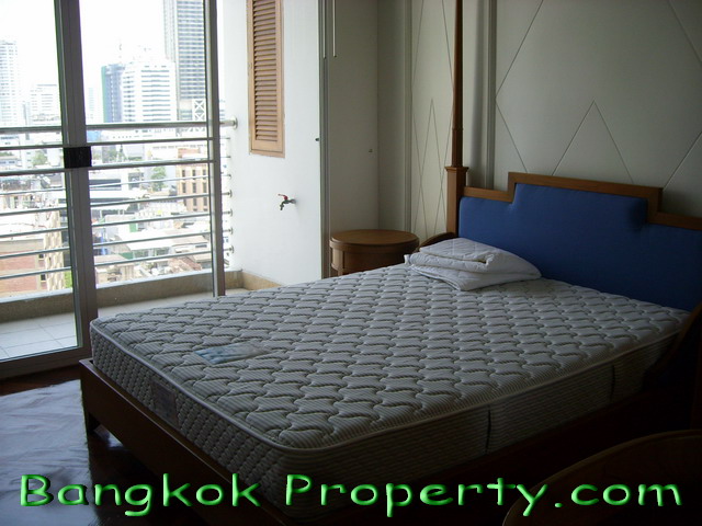 Sukhumvit.  3 Bedrooms Condo / Apartment For Rent. 220sqm (id:860)