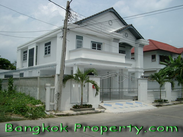 Pattanakarn.  5 Bedrooms House To Buy. 386sqm (id:929)