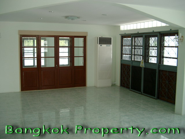 Pattanakarn.  5 Bedrooms House To Buy. 386sqm (id:929)