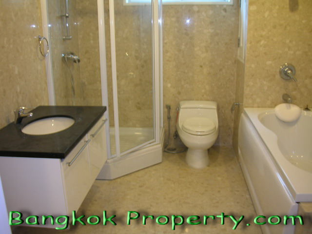 Sukhumvit.  2 Bedrooms Condo / Apartment For Rent. 105sqm (id:925)