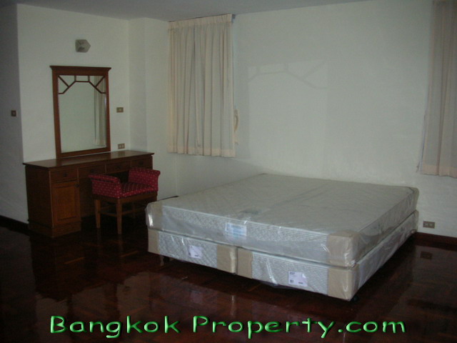Sukhumvit.  3 Bedrooms Condo / Apartment For Rent. 320sqm (id:104)