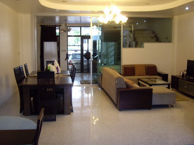 Rama 3.  4 Bedrooms Townhouse For Rent. 380sqm (id:986)