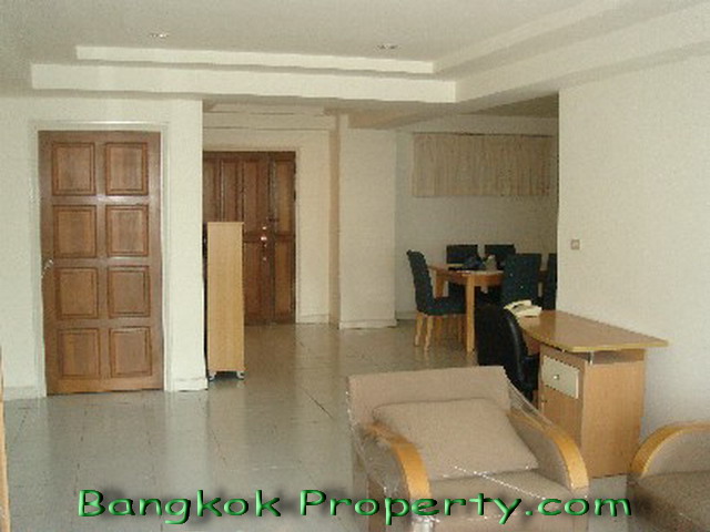 Sukhumvit.  3 Bedrooms Condo / Apartment For Rent. 140sqm (id:586)