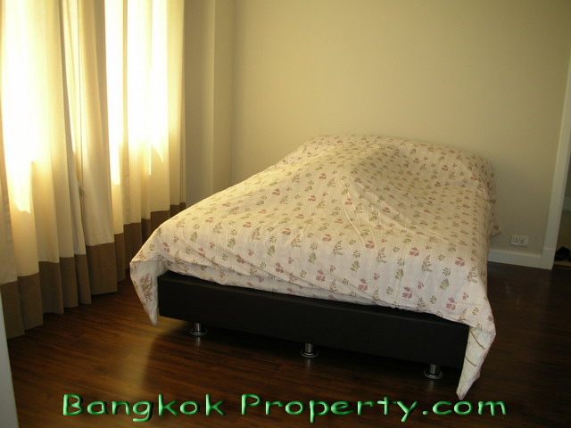 Sukhumvit.  4 Bedrooms Condo / Apartment For Rent. 330sqm (id:1026)