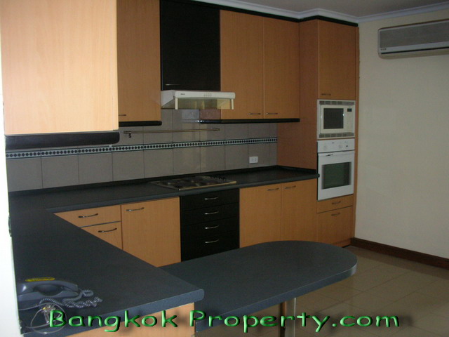 Sukhumvit.  3 Bedrooms Condo / Apartment For Rent. 315sqm (id:111)