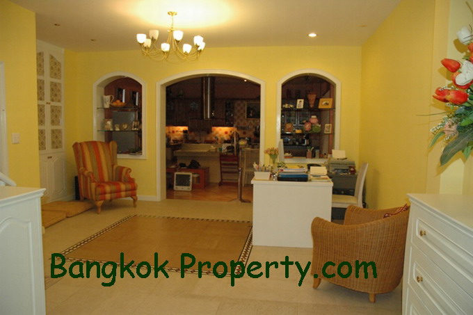 Rama III.  3 Bedrooms Townhouse For Rent. 220sqm (id:1081)