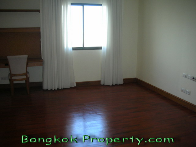 Sukhumvit.  3 Bedrooms Condo / Apartment For Rent. 315sqm (id:114)