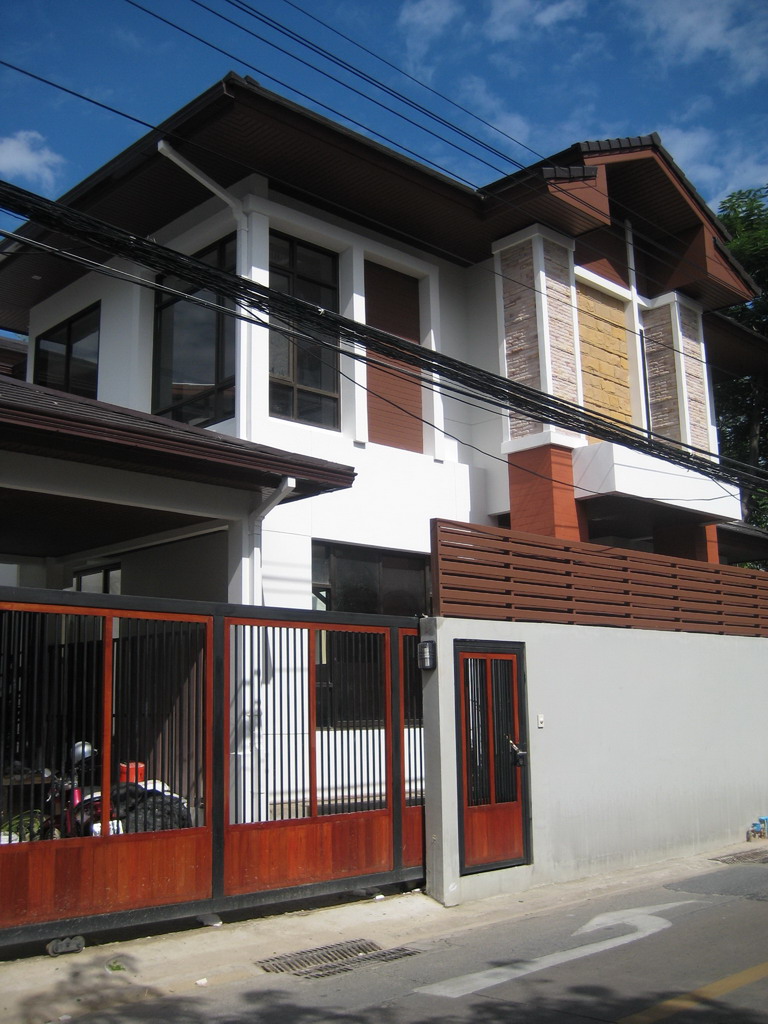 The Emporium.  3 Bedrooms House For Rent. 350sqm (id:1108)