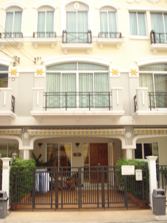 Srinakarin.  3 Bedrooms Townhouse To Buy. 185sqm (id:1120)