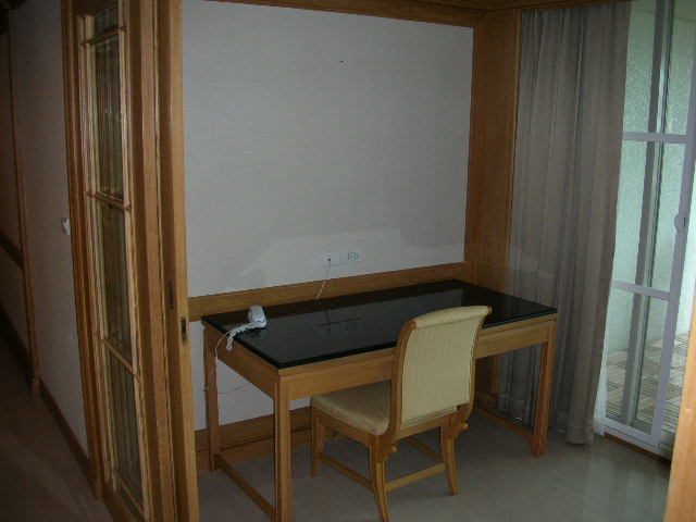 Sukhumvit.  4 Bedrooms Condo / Apartment For Rent. 301sqm (id:1125)