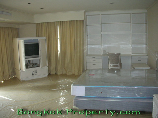 Sukhumvit.  3 Bedrooms Condo / Apartment For Rent. 315sqm (id:117)