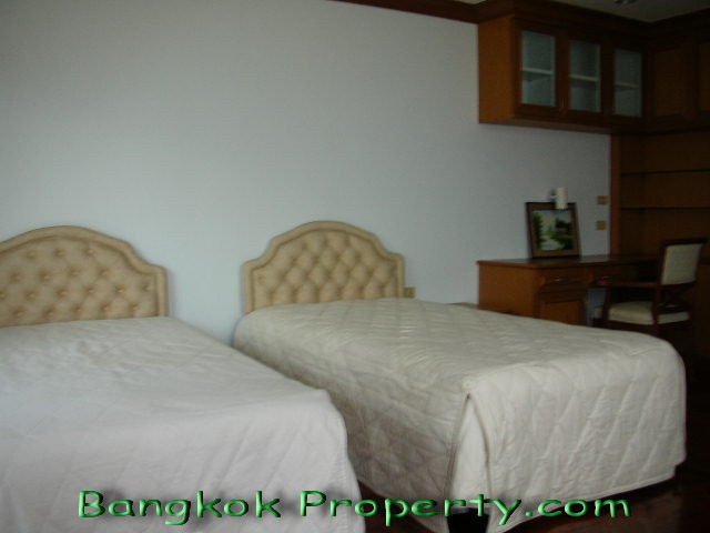Sukhumvit.  3 Bedrooms Condo / Apartment For Rent. 315sqm (id:759)