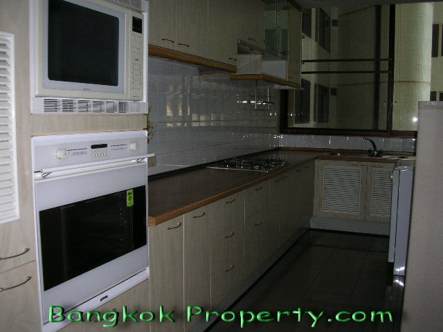Sukhumvit.  3 Bedrooms Condo / Apartment For Rent. 315sqm (id:759)