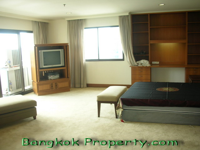 Sukhumvit.  3 Bedrooms Condo / Apartment For Rent. 315sqm (id:119)
