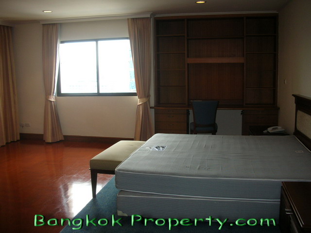 Sukhumvit.  3 Bedrooms Condo / Apartment For Rent. 315sqm (id:120)