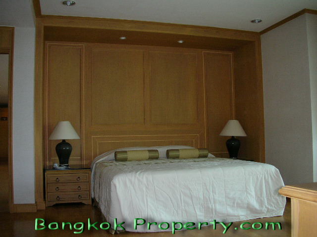 Sukhumvit.  2 Bedrooms Condo / Apartment For Rent. 212sqm (id:1183)