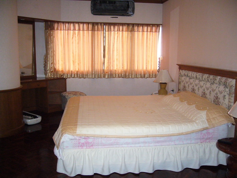 Bangna.  2 Bedrooms Condo / Apartment For Rent. 125sqm (id:1197)