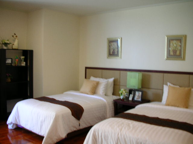 Sukhumvit.  3 Bedrooms Condo / Apartment For Rent. 289sqm (id:1275)