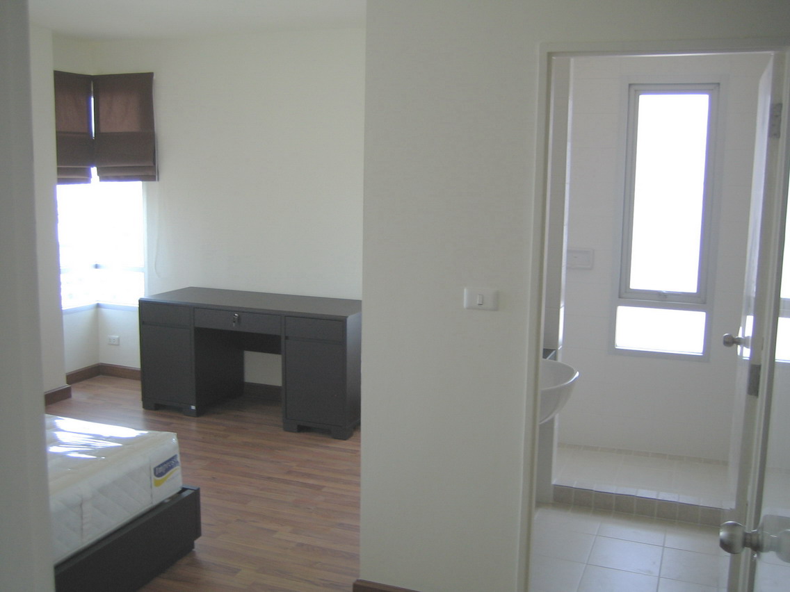 Phra Kanong.  2 Bedrooms Condo / Apartment For Rent. 62sqm (id:1394)