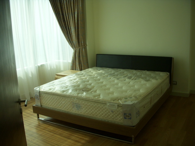 Charoenakorn.  2 Bedrooms Condo / Apartment For Rent. 100sqm (id:1429)