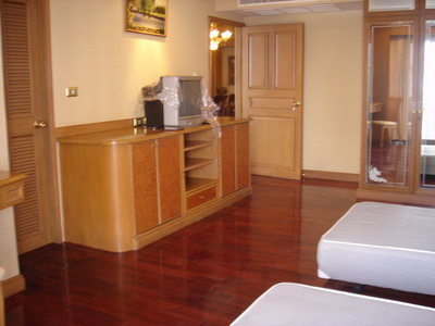 Sukhumvit.  4 Bedrooms Condo / Apartment For Rent. 365sqm (id:1430)