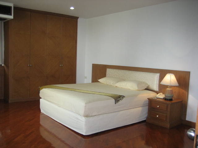 Sukhumvit.  3 Bedrooms Condo / Apartment For Rent. 330sqm (id:1292)