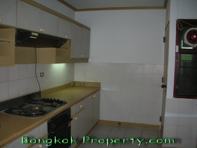 Sukhumvit.  3 Bedrooms Condo / Apartment For Rent. 200sqm (id:144)