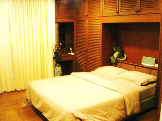 Sukhumvit.  3 Bedrooms Condo / Apartment For Rent. 253sqm (id:1579)