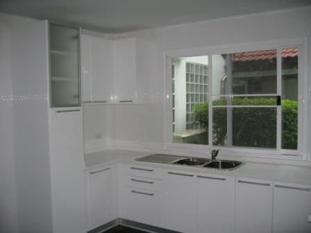 Srinakarin.  4 Bedrooms Condo / Apartment For Rent. 350sqm (id:1699)