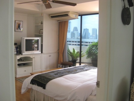 Sukhumvit.  2 Bedrooms Condo / Apartment For Rent. 135sqm (id:1700)