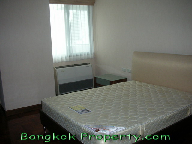 Sukhumvit.  4 Bedrooms Condo / Apartment For Rent. 350sqm (id:155)
