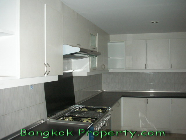 Sukhumvit.  4 Bedrooms Condo / Apartment For Rent. 350sqm (id:155)