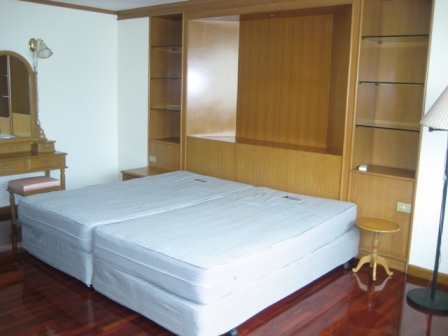 Sukhumvit.  3 Bedrooms Condo / Apartment For Rent. 205sqm (id:1745)