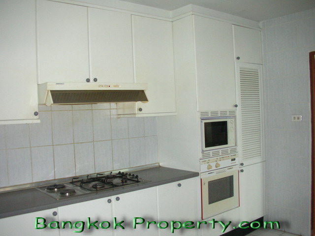 Sukhumvit.  3 Bedrooms Condo / Apartment For Rent. 290sqm (id:159)