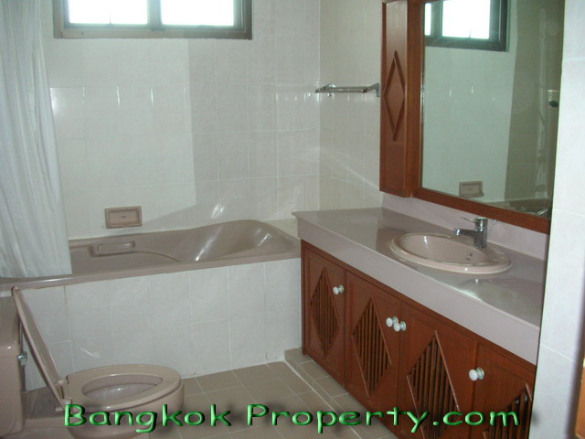 Sukhumvit.  3 Bedrooms Condo / Apartment For Rent. 290sqm (id:159)