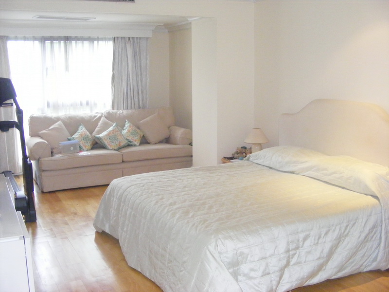 Sukhumvit.  3 Bedrooms Condo / Apartment For Rent. 401sqm (id:1831)