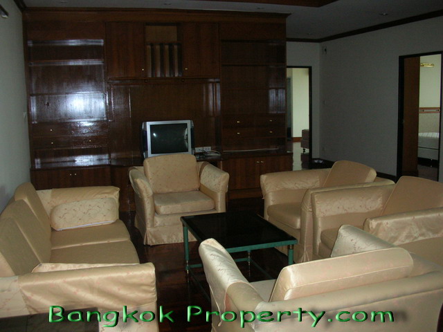 Sukhumvit.  3 Bedrooms Condo / Apartment For Rent. 270sqm (id:172)