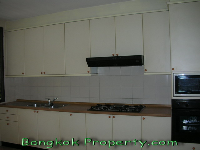 Sukhumvit.  3 Bedrooms Condo / Apartment For Rent. 270sqm (id:172)