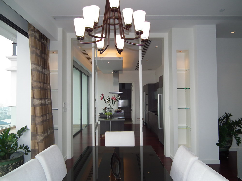 Sukhumvit.  3 Bedrooms Condo / Apartment For Rent. 375sqm (id:558)