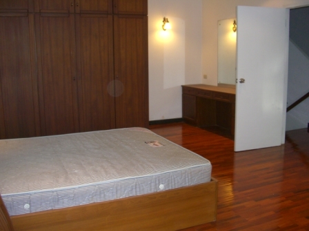 Sukhumvit.  4 Bedrooms House For Rent. 350sqm (id:2046)