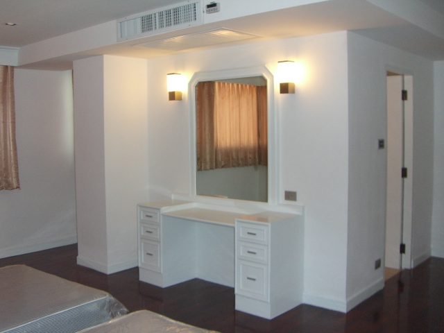Sukhumvit.  4 Bedrooms Condo / Apartment For Rent. 380sqm (id:1858)