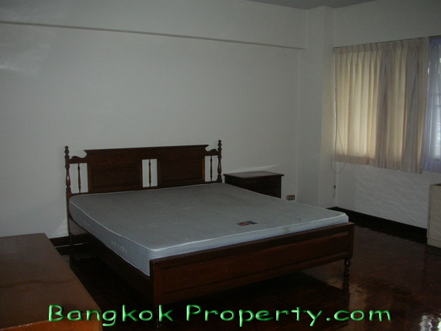 Sukhumvit.  3 Bedrooms Condo / Apartment For Rent. 250sqm (id:183)