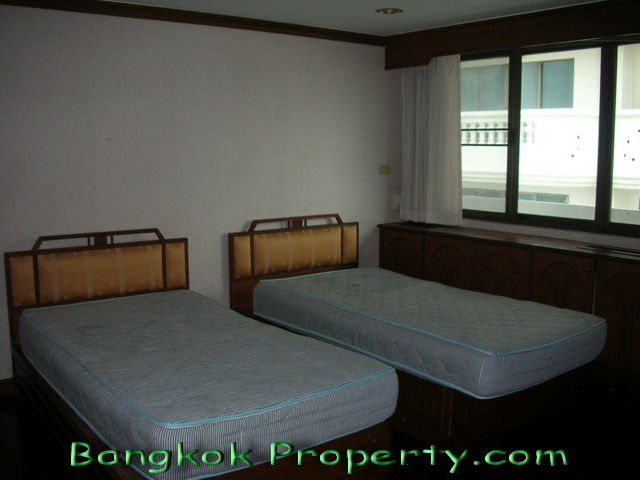 Sukhumvit.  3 Bedrooms Condo / Apartment For Rent. 320sqm (id:185)