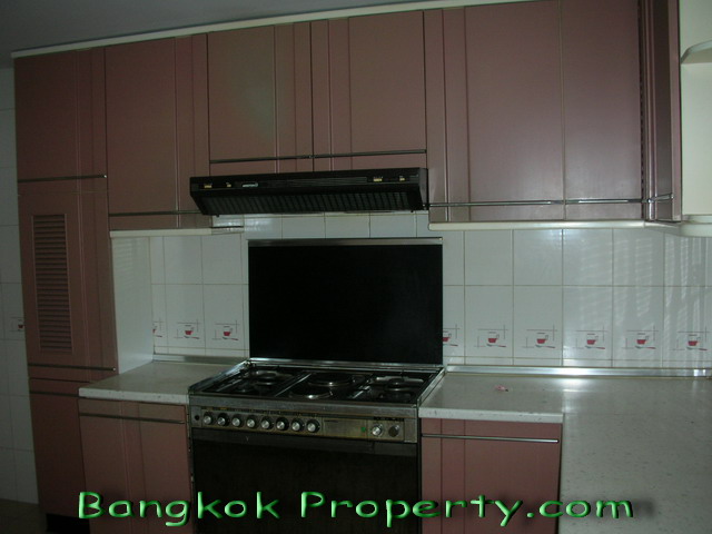 Sukhumvit.  3 Bedrooms Condo / Apartment For Rent. 320sqm (id:185)