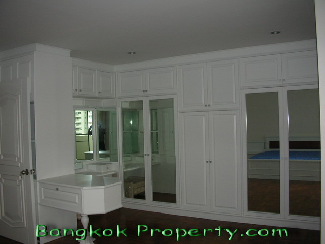 Sukhumvit.  4 Bedrooms Condo / Apartment For Rent. 350sqm (id:190)