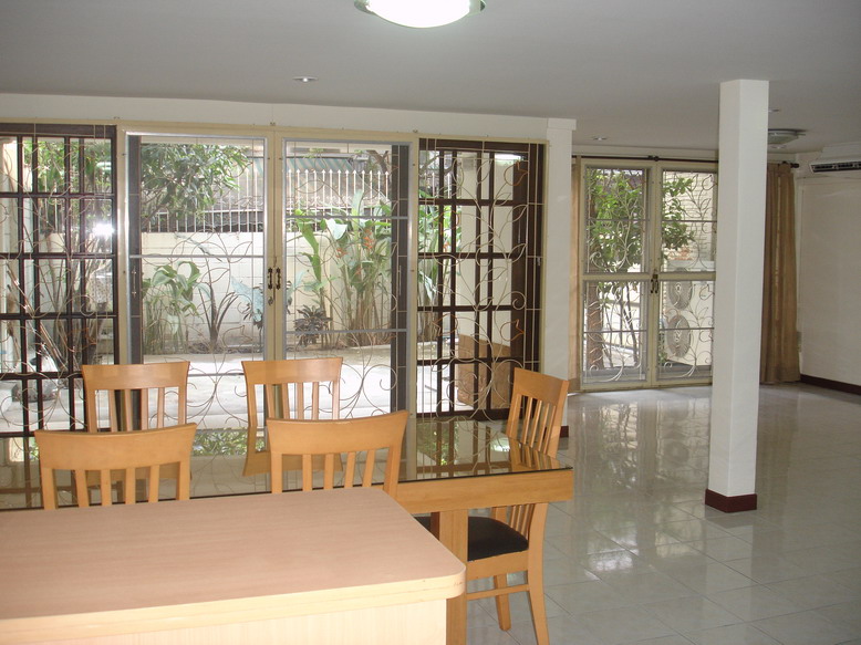 Thonglor.  3 Bedrooms Townhouse For Rent. 140sqm (id:2206)