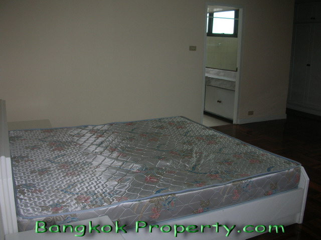 Sukhumvit.  3 Bedrooms Condo / Apartment For Rent. 279sqm (id:196)